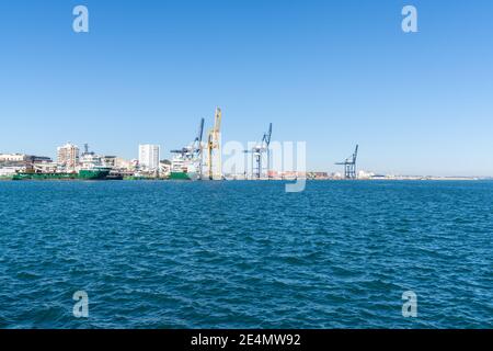 Cadiz, Spanien - 16. Januar 2021: Lieferung von Schiffen und Hafenkranen im Industriehafen in Cadiz Stockfoto