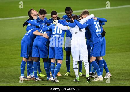 Sinsheim, Deutschland. Januar 2021. Hoffenheims Spielergruppe. GES/Fußball/1. Bundesliga: TSG Hoffenheim - FC Köln, 24.01.2021 Fußball: 1. Liga: TSG Hoffenheim gegen FC Köln, Leverkusen, 24. Januar 2021 Quelle: dpa/Alamy Live News Stockfoto