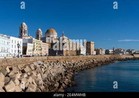 Cadiz, Spanien - 16. Januar 2021: Stadtansicht des historischen Stadtzentrums von Cadiz Stockfoto