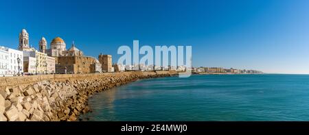 Cadiz, Spanien - 16. Januar 2021: Panorama-Stadtansicht der Altstadt von Cadiz Stockfoto