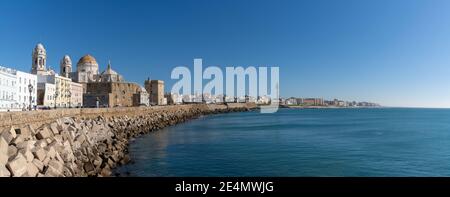 Cadiz, Spanien - 16. Januar 2021: Panorama-Stadtansicht der Altstadt von Cadiz Stockfoto