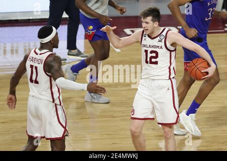 Norman, OK, USA. Januar 2021. Oklahoma Sooners Wache Austin Reaves (12) und Wache De'Vion Harmon (11) feiern einen Sieg über die Kansas Jayhawks im Lloyd Noble Center in Norman, OK. Gray Siegel/CSM/Alamy Live News Stockfoto