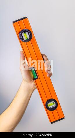 Ebene in den Händen des männlichen Isolats. Selektiver Fokus. Menschen. Stockfoto
