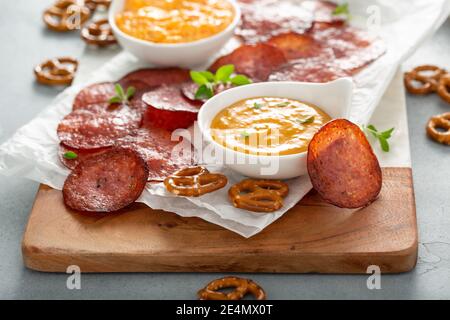 Im Ofen gebackene Salami-Chips mit Käsesaucen Stockfoto