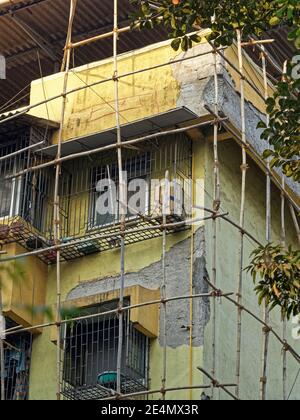 24 Jan 2021 Bambusgerüst auf fünfundzwanzig Jahre alt 4-stöckiges Gebäude Gating strukturelle Reparaturarbeiten auf Lokgram Kalyan Maharashtra Indien Stockfoto