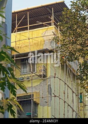 24 Jan 2021 Bambusgerüst auf fünfundzwanzig Jahre alt 4-stöckiges Gebäude Gating strukturelle Reparaturarbeiten auf Lokgram Kalyan Maharashtra Indien Stockfoto