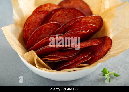 Im Ofen gebackene Salami-Chips mit Käsesaucen Stockfoto