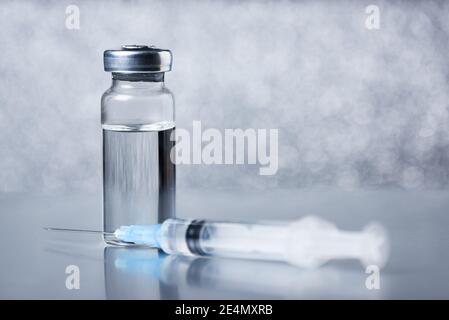 Medizinische Ampulle zur Injektion auf grau. Impfmedizin Stockfoto
