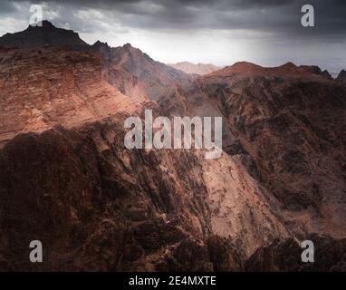 Epische Landschaftsszenen des Rift Valley in Wadi Musa / Petra, mit seltenen dramatischen Wolkenhimmel in der Wüste. Stockfoto