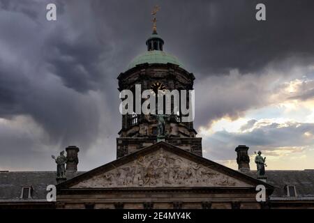 Giebel und Turm des Königspalastes in Amsterdam Niederlande 20-1-2021 Stockfoto