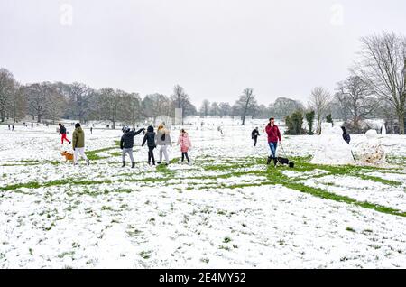 Die Menschen genießen den Schnee in Prospect Park, Reading, Berkshire, Großbritannien. Obwohl es eine Coronavirus-Sperre gibt, genießen die Menschen ihre Bewegung. Stockfoto