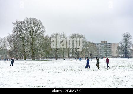 Die Menschen genießen den Schnee in Prospect Park, Reading, Berkshire, Großbritannien. Obwohl es eine Coronavirus-Sperre gibt, genießen die Menschen ihre Bewegung. Stockfoto