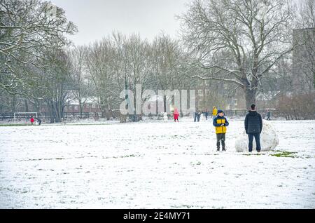 Die Menschen genießen den Schnee in Prospect Park, Reading, Berkshire, Großbritannien. Obwohl es eine Coronavirus-Sperre gibt, genießen die Menschen ihre Bewegung. Stockfoto