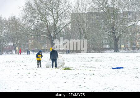 Die Menschen genießen den Schnee in Prospect Park, Reading, Berkshire, Großbritannien. Obwohl es eine Coronavirus-Sperre gibt, genießen die Menschen ihre Bewegung. Stockfoto