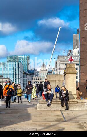 23. Januar 2021 - London, Großbritannien, geschäftige London Bridge an einem Coronavirus-Pandemie-Sperrwochenende sitzen, essen und reden Menschen im Freien Stockfoto