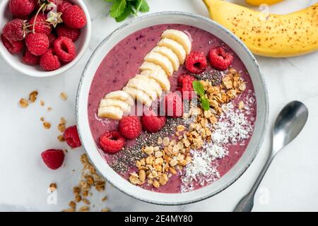 Vegane Acai Smoothie Schüssel Mit Belag Banana Raspberry Granola Coconut. Draufsicht Stockfoto