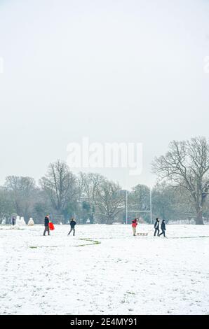 Die Menschen genießen den Schnee in Prospect Park, Reading, Berkshire, Großbritannien. Obwohl es eine Coronavirus-Sperre gibt, genießen die Menschen ihre Bewegung. Stockfoto