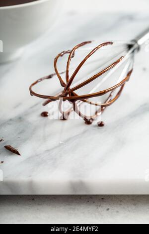 Schneebesen mit Schokoladenglasur bedeckt Stockfoto