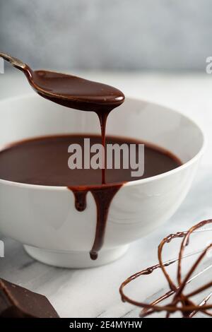 Herstellung von Schokoladenglasur oder Sauce Stockfoto