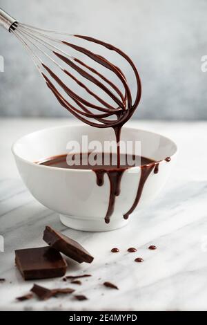 Herstellung von Schokoladenglasur oder Sauce Stockfoto
