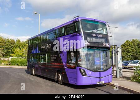 Ein Thornhill Park & Ride Bus wartet an einer Bushaltestelle in Oxford, Oxfordshire, Großbritannien Stockfoto