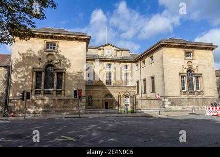 Worcester College, University of Oxford, Oxford, Oxfordshire, Großbritannien: Die Halle (links) und die Kapelle (rechts) auf der Walton Street. Stockfoto