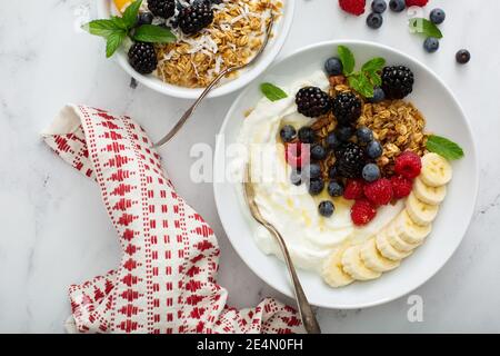 Verschiedene Joghurtschüsseln mit Erdbeere und einfachem Joghurt Stockfoto