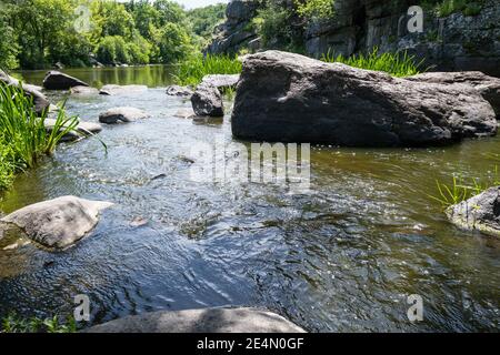 Buky Canyon Sommerlandschaft, Hirskyi Tikych Fluss, Tscherkassy Region, Ukraine. Stockfoto