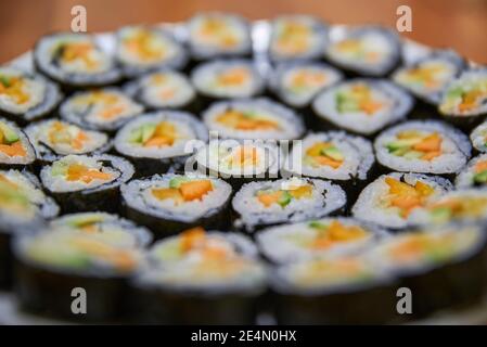 Nahaufnahme eines Tellers mit Sushi-Rollen. Maki Sushi auf einem Teller. Stockfoto