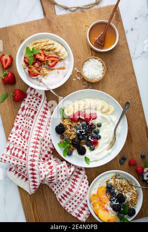 Verschiedene Joghurtschüsseln mit Erdbeere und einfachem Joghurt Stockfoto