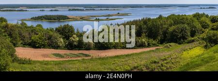 Dnipro Flussufer Sommer Panorama-Landschaft, Kaniv Wasserreservoir, Kiew Region, Ukraine. Stockfoto