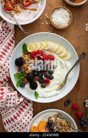 Verschiedene Joghurtschüsseln mit Erdbeere und einfachem Joghurt Stockfoto