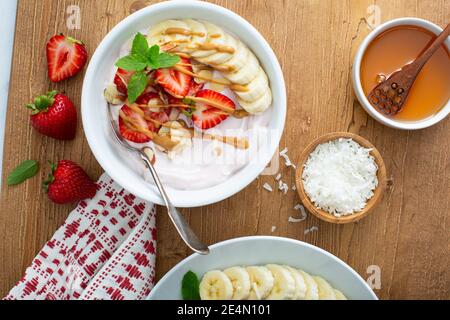 Verschiedene Joghurtschüsseln mit Erdbeere und einfachem Joghurt Stockfoto