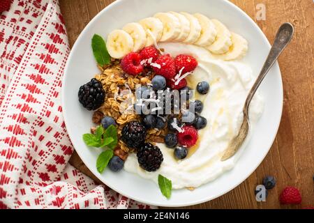 Verschiedene Joghurtschüsseln mit Erdbeere und einfachem Joghurt Stockfoto