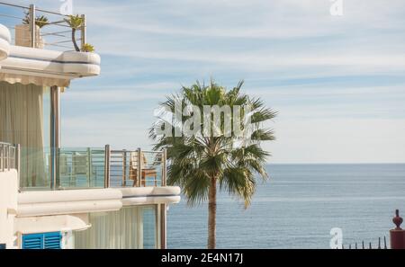 Benalmadena Spanien. Benalmadena costa, Terrassen mit Meerblick von Wohnblöcken, Costa del Sol, Andalusien, Spanien. Stockfoto