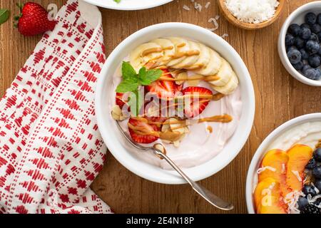 Verschiedene Joghurtschüsseln mit Erdbeere und einfachem Joghurt Stockfoto
