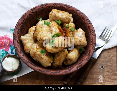 Kohlbrötchen, ein traditionelles Gericht der moldawischen und rumänischen Küche. Stockfoto