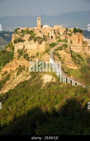 Schöner Panoramablick auf die berühmte Civita di Bagnoregio mit Tiber Tal bei Sonnenuntergang, Latium, Italien Stockfoto