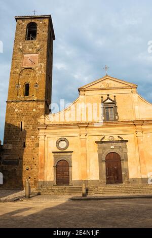 Hauptplatz und Kirche San Donato in Civita di Bagnoregio, Latium, Italien Stockfoto