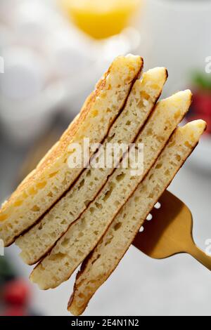 Flauschige Buttermilch-Pfannkuchen mit Sirup Stockfoto