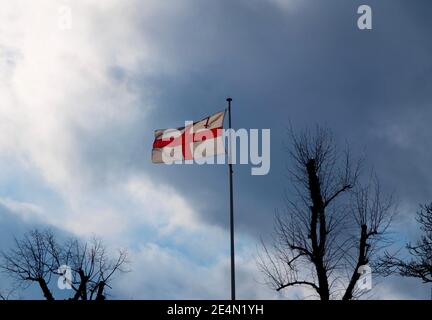 Flagge der City of London auf dem flagstaff am Whitestone Pond, Hampstead Heath. Georgskreuz mit rotem Schwert. Stockfoto