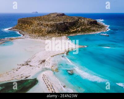 Kreta Griechenland, Balos Lagune auf Kreta, Griechenland. Touristen entspannen und baden im kristallklaren Wasser des Balos Strandes. Griechenland Stockfoto