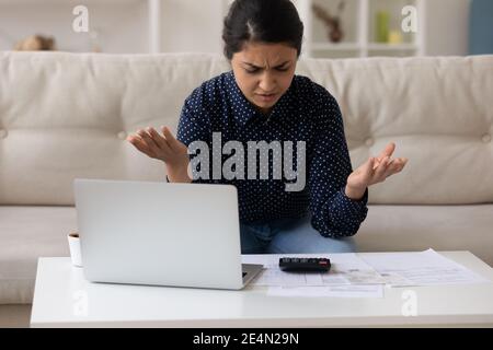 Besorgt gemischte Rasse Frau Ökonom nicht in der Lage, Verbindlichkeiten auszugleichen Stockfoto