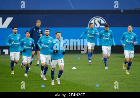 Gelsenkirchen, Deutschland. Januar 2021. Fußball: Bundesliga, FC Schalke 04 - Bayern München, Matchday 18: Schalkes Bastian Oczipka (Mitte) und Teamkollegen beim Aufwärmen. Kredit: Leon Kuegeler/Reuters/Pool/dpa - WICHTIGER HINWEIS: Gemäß den Bestimmungen der DFL Deutsche Fußball Liga und/oder des DFB Deutscher Fußball-Bund ist es untersagt, im Stadion und/oder des Spiels aufgenommene Fotos in Form von Sequenzbildern und/oder videoähnlichen Fotoserien zu verwenden oder zu verwenden./dpa/Alamy Live News Stockfoto