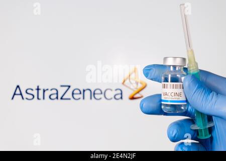 AstraZeneca Ampulle mit Impfstoff zur Prävention von Coronavirus, SARS-Cov-2 und Spritze in Ärzte Hand in blauen Gummihandschuhen, Januar 2021, San Stockfoto