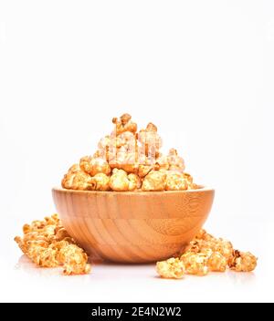 Köstliches süßes Popcorn mit Karamell in Holzschüssel, isoliert auf weißem Hintergrund. Stockfoto