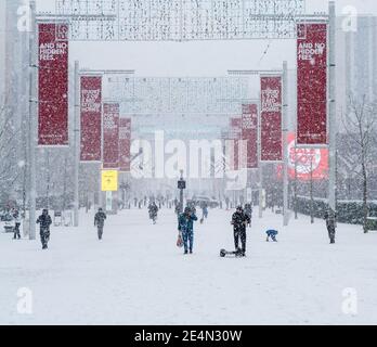 Januar 2021 - London, Großbritannien. Menschen im Wembley Park, die im schweren Schnee gefangen sind. Stockfoto