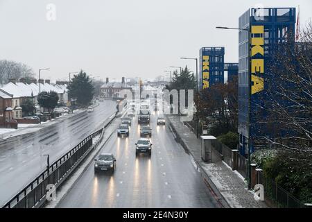 Januar 2021 - London, Großbritannien. Verkehr auf einer 406 North Circular Road an einem nassen und verschneiten Tag. Stockfoto
