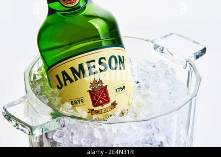 MOGILEV, WEISSRUSSLAND JANUAR 23 2021: Flasche Jameson, der meistverkaufte irische Whisky der Welt in einem schönen Kühleimer mit Eis isoliert auf Weiß Stockfoto