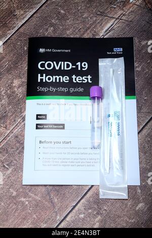 UK NHS Test und Trace Covid 19 Home Test für Coronavirus, der Test-Kit kommt mit einem Tupfer und einem Fläschchen mit Flüssigkeit, nach Abschluss des Tests die c Stockfoto